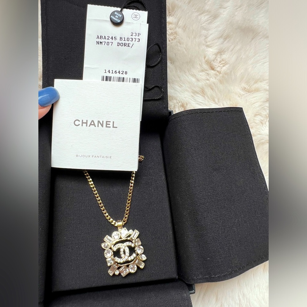 New authentic CHANEL CC strass pendant
Crystal CC 23P Necklace in gold color - Picture 3 of 11